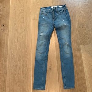 Light blue Hollister jeans w small rips